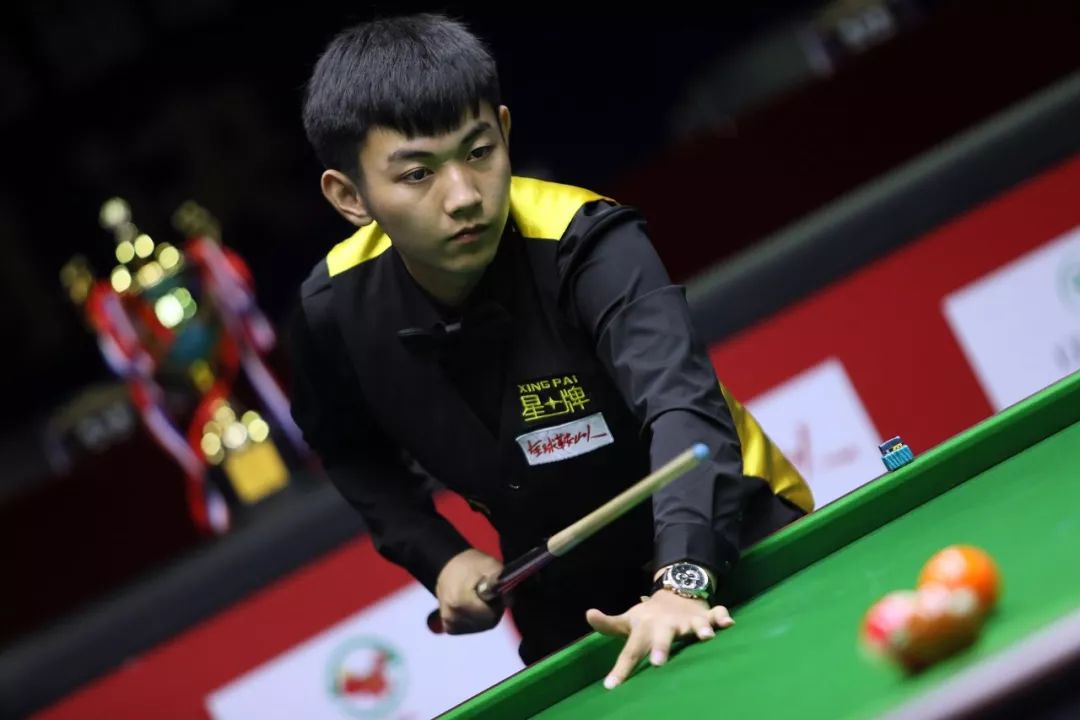 李雯雯等举 李雯雯等举