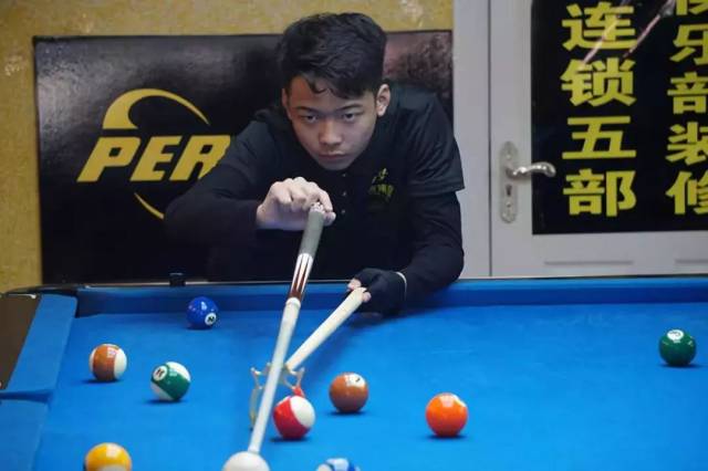 边后卫内收 边后卫内收